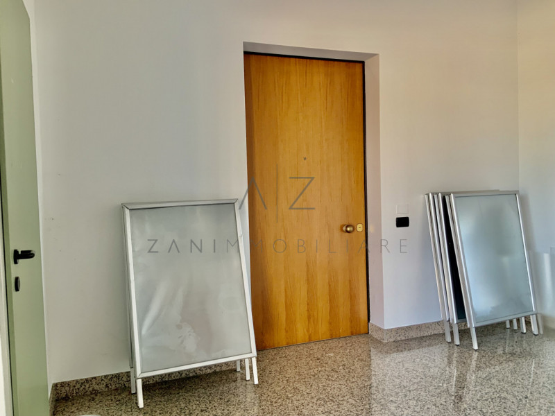 Proponiamo in vendita capannone commerciale-artigianale di mq 900 ad Asolo (TV), in posizione str...