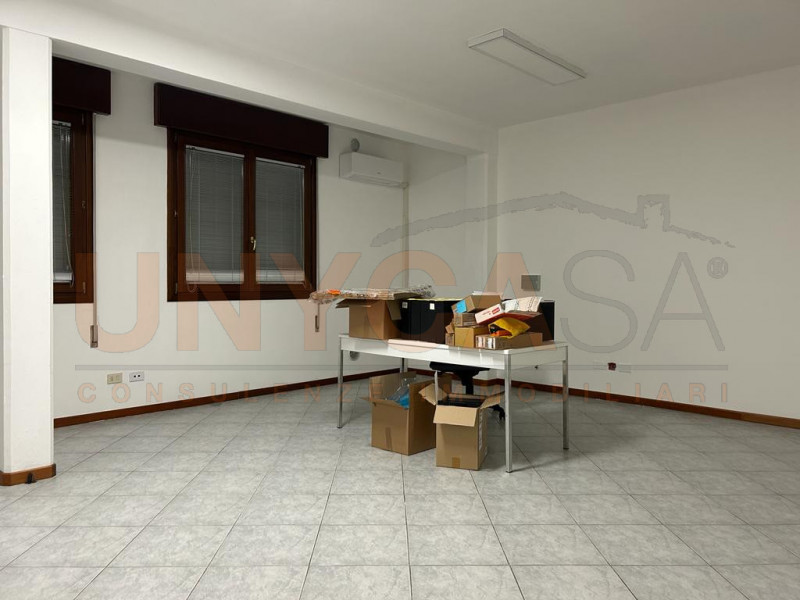 RUBANO - fraz. Sarmeola: proponiamo spazioso ufficio sito al primo piano in piccola palazzina. 

...