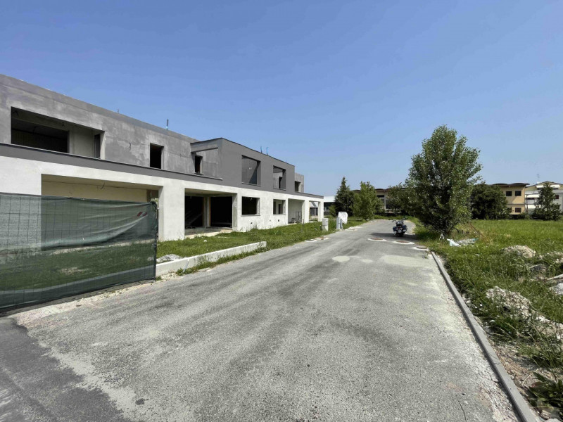 Splendida villa bifamiliare ad uso abitativo situata nel comune di Selvazzano Dentro, nella provi...