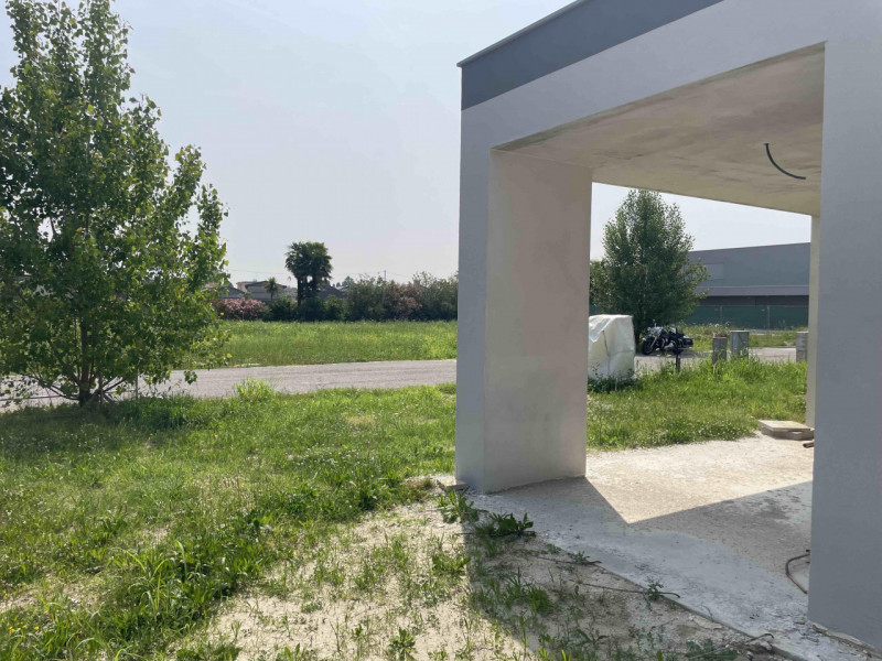 Splendida villa bifamiliare ad uso abitativo situata nel comune di Selvazzano Dentro, nella provi...