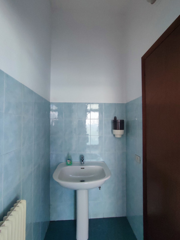 Su strada di buon passaggio veicolare vendesi ufficio adibito ad ambulatorio con possibilità di p...