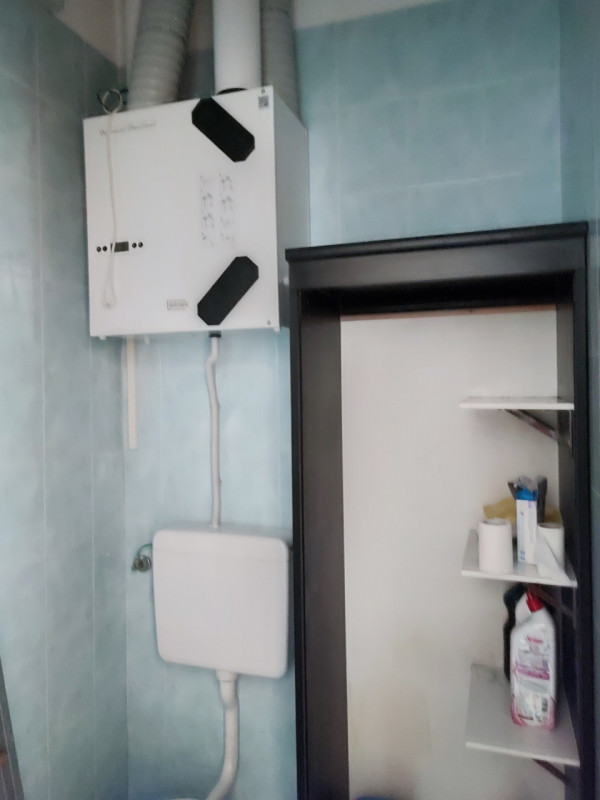 Su strada di buon passaggio veicolare vendesi ufficio adibito ad ambulatorio con possibilità di p...