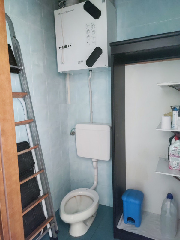 Su strada di buon passaggio veicolare vendesi ufficio adibito ad ambulatorio con possibilità di p...