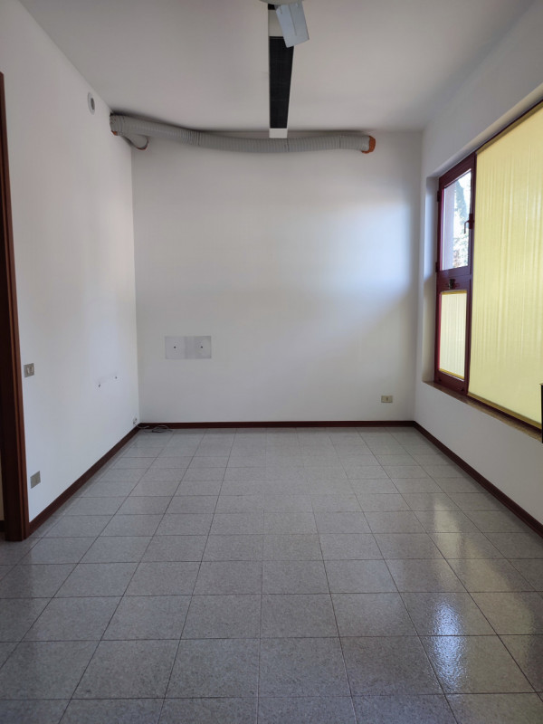 Su strada di buon passaggio veicolare vendesi ufficio adibito ad ambulatorio con possibilità di p...