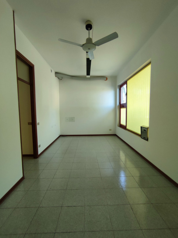 Su strada di buon passaggio veicolare vendesi ufficio adibito ad ambulatorio con possibilità di p...