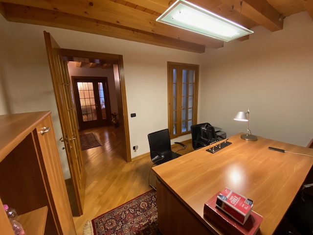 Nel cuore pulsante di Este, ti proponiamo un'opportunità imperdibile: un elegante ufficio in vend...