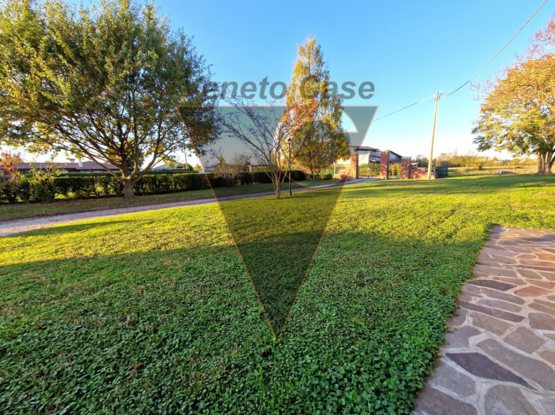 Proponiamo in vendita immobile residenziale suddiviso in due porzioni indipendenti rispettivament...