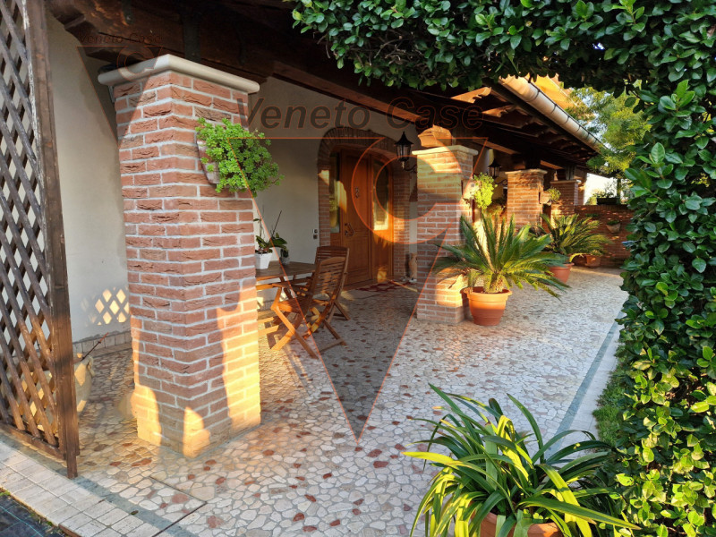 Proponiamo in vendita immobile residenziale suddiviso in due porzioni indipendenti rispettivament...