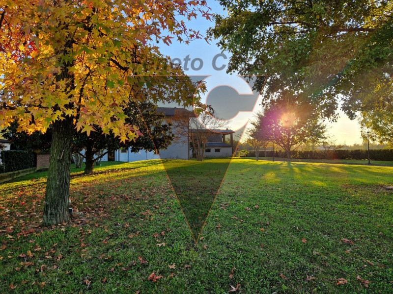 Proponiamo in vendita immobile residenziale suddiviso in due porzioni indipendenti rispettivament...