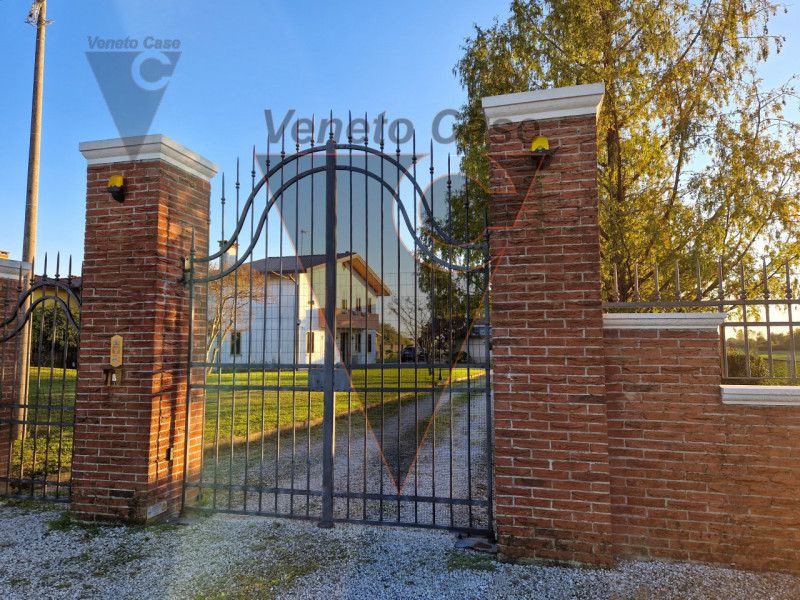 Proponiamo in vendita immobile residenziale suddiviso in due porzioni indipendenti rispettivament...