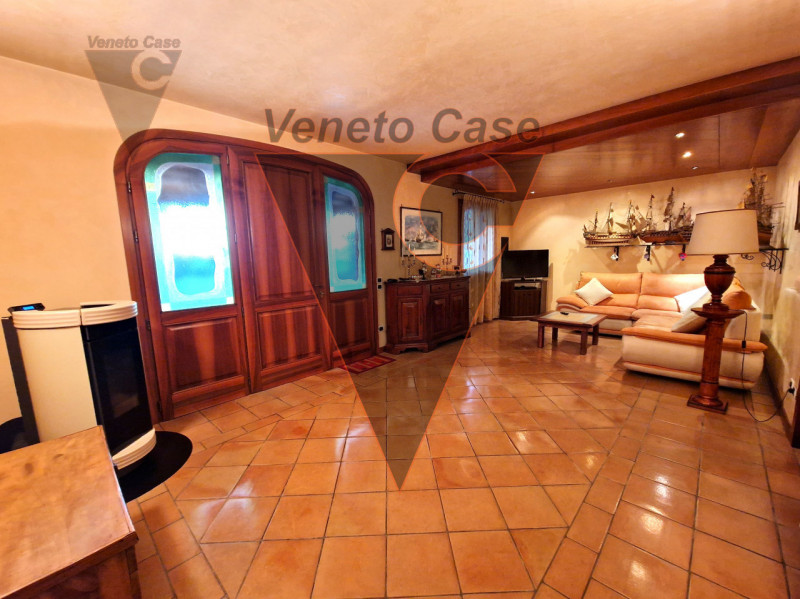 Proponiamo in vendita immobile residenziale suddiviso in due porzioni indipendenti rispettivament...