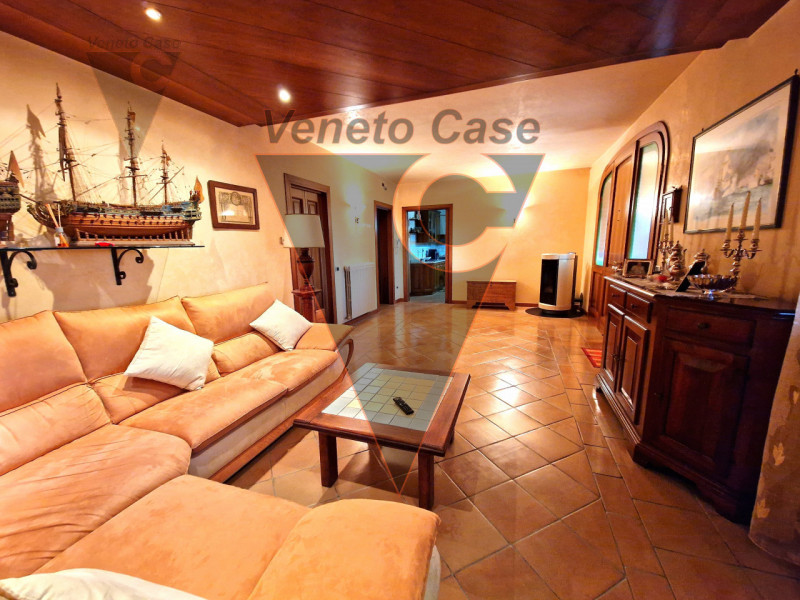 Proponiamo in vendita immobile residenziale suddiviso in due porzioni indipendenti rispettivament...