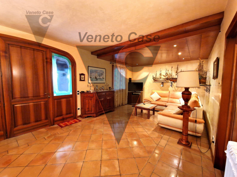 Proponiamo in vendita immobile residenziale suddiviso in due porzioni indipendenti rispettivament...