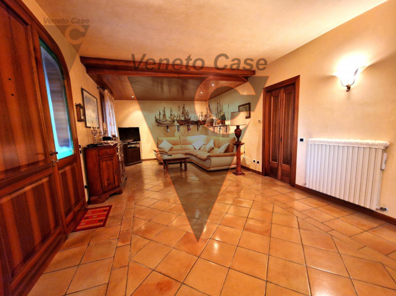 Proponiamo in vendita immobile residenziale suddiviso in due porzioni indipendenti rispettivament...