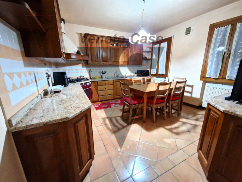 Proponiamo in vendita immobile residenziale suddiviso in due porzioni indipendenti rispettivament...