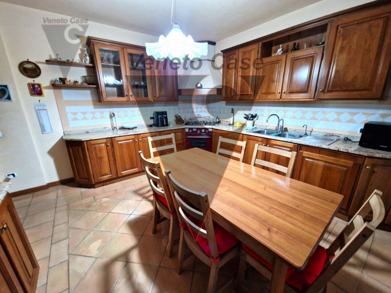 Proponiamo in vendita immobile residenziale suddiviso in due porzioni indipendenti rispettivament...