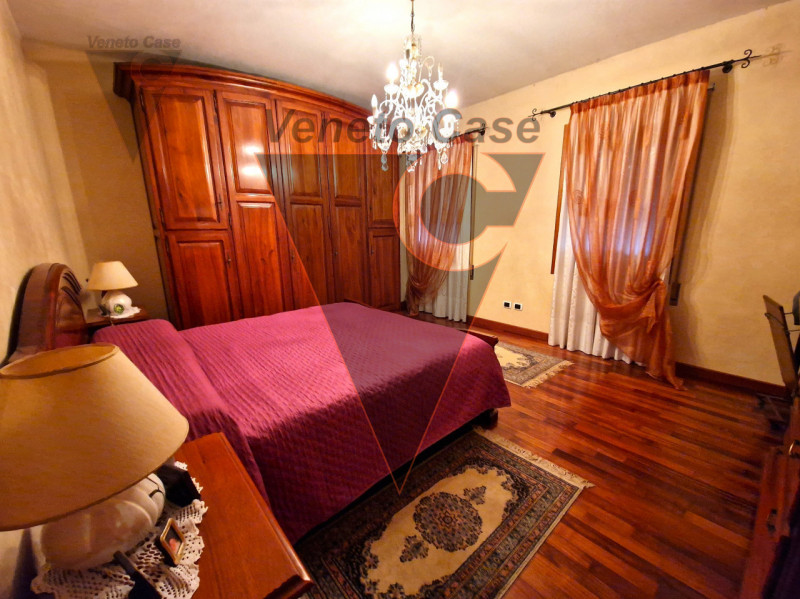 Proponiamo in vendita immobile residenziale suddiviso in due porzioni indipendenti rispettivament...