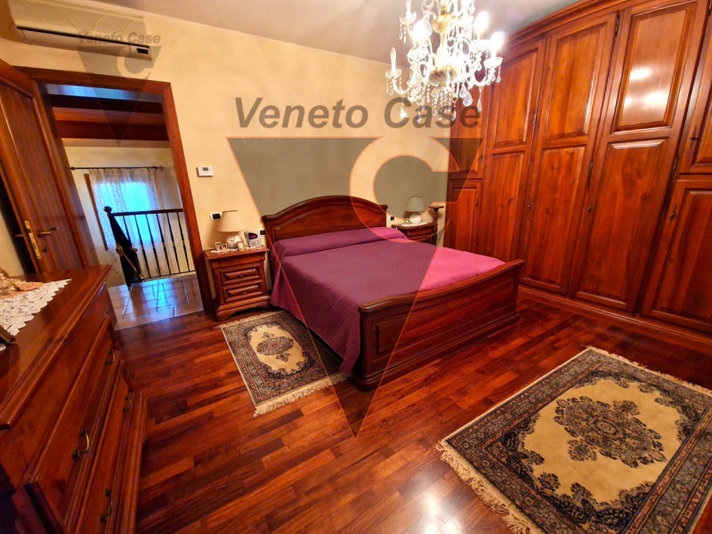 Proponiamo in vendita immobile residenziale suddiviso in due porzioni indipendenti rispettivament...