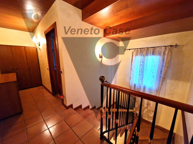 Proponiamo in vendita immobile residenziale suddiviso in due porzioni indipendenti rispettivament...