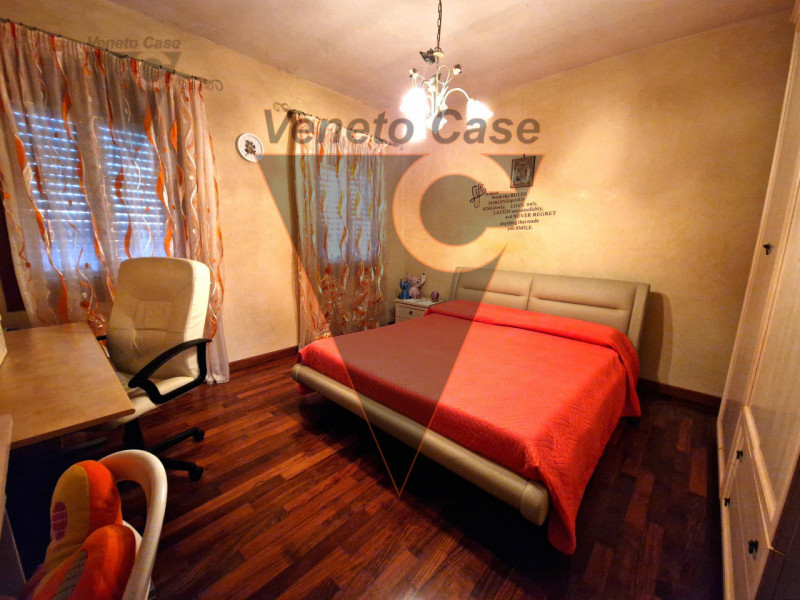 Proponiamo in vendita immobile residenziale suddiviso in due porzioni indipendenti rispettivament...