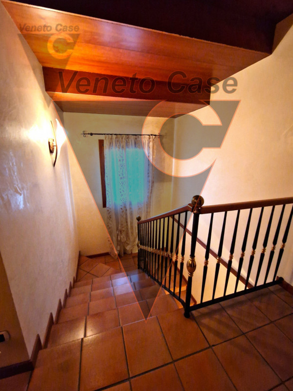 Proponiamo in vendita immobile residenziale suddiviso in due porzioni indipendenti rispettivament...