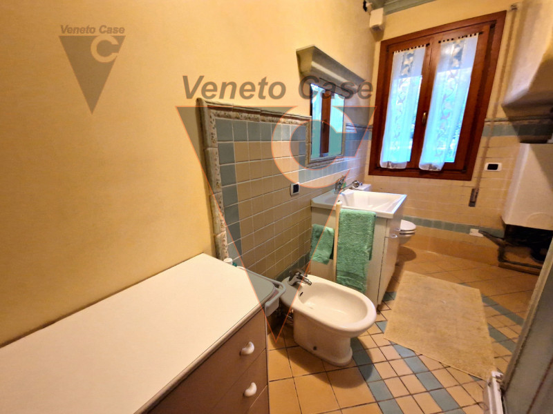 Proponiamo in vendita immobile residenziale suddiviso in due porzioni indipendenti rispettivament...