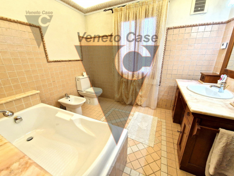 Proponiamo in vendita immobile residenziale suddiviso in due porzioni indipendenti rispettivament...