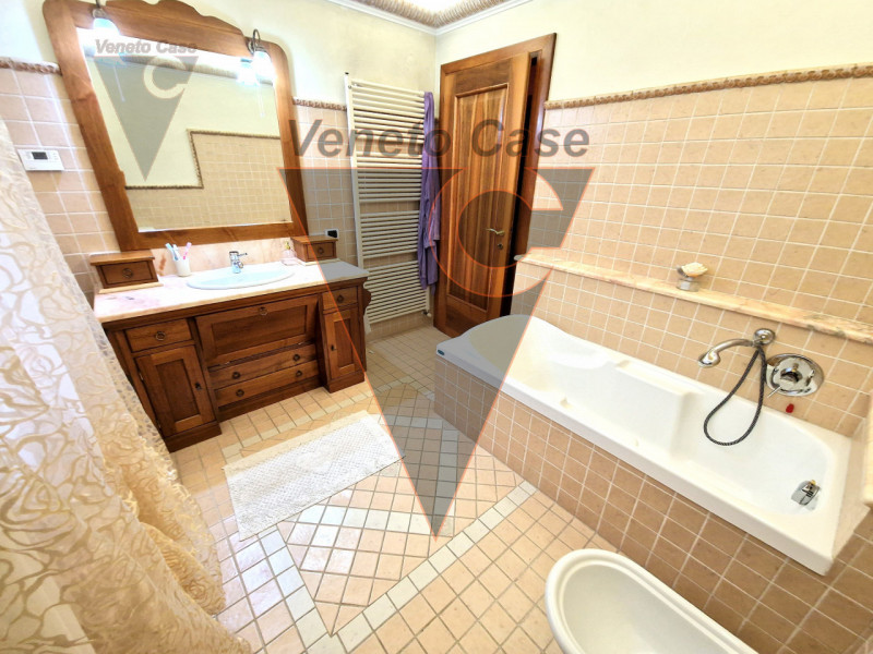 Proponiamo in vendita immobile residenziale suddiviso in due porzioni indipendenti rispettivament...