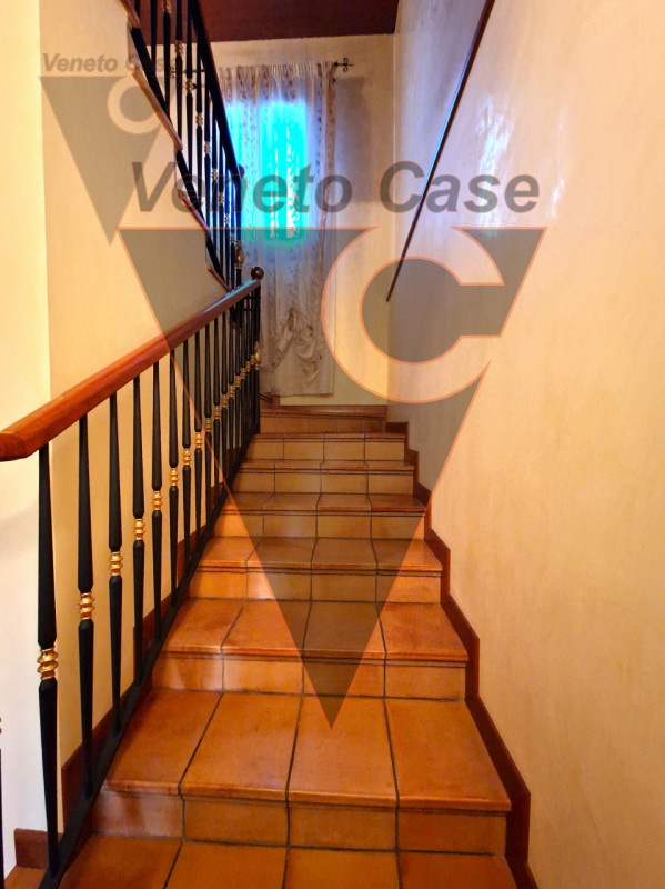 Proponiamo in vendita immobile residenziale suddiviso in due porzioni indipendenti rispettivament...