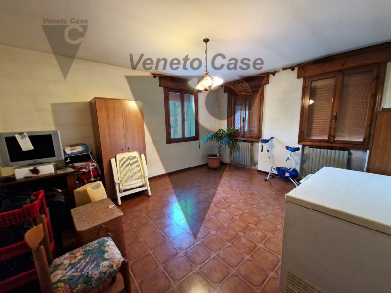 Proponiamo in vendita immobile residenziale suddiviso in due porzioni indipendenti rispettivament...