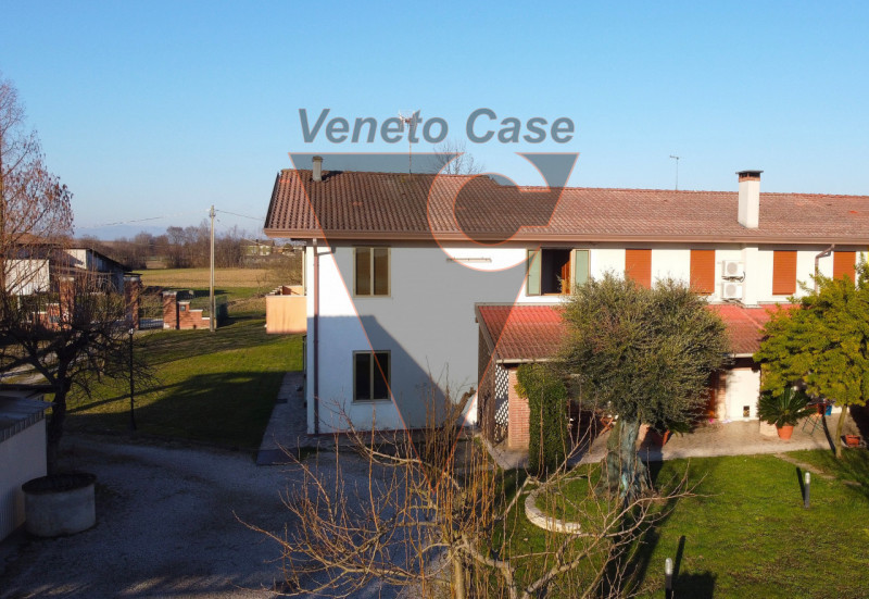 Proponiamo in vendita immobile residenziale suddiviso in due porzioni indipendenti rispettivament...