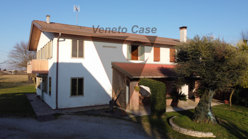 Proponiamo in vendita immobile residenziale suddiviso in due porzioni indipendenti rispettivament...