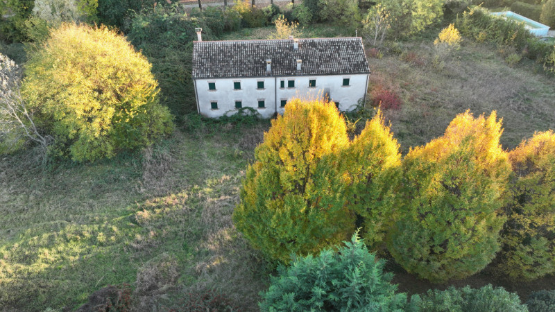 Rif. SC201 - Proponiamo in vendita occasione per ristrutturazione: immobile in stile rustico sudd...