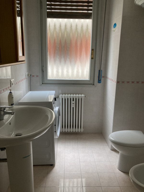 Nel cuore del Centro Storico di Vicenza, nella rinomata zona Ponte Pusterla, proponiamo in locazi...