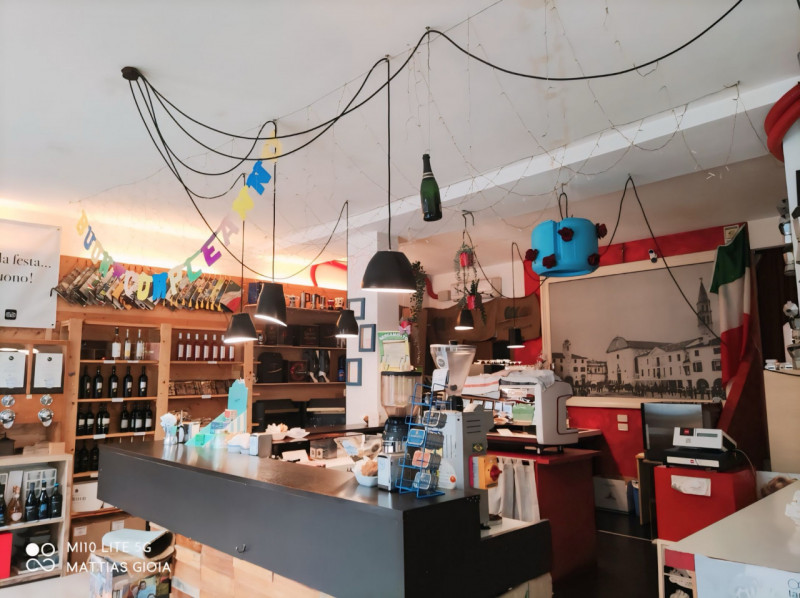 (Per INFO Mattias 3494222146) A Oderzo, in via Garibaldi, in centro storico, si vende attività qu...