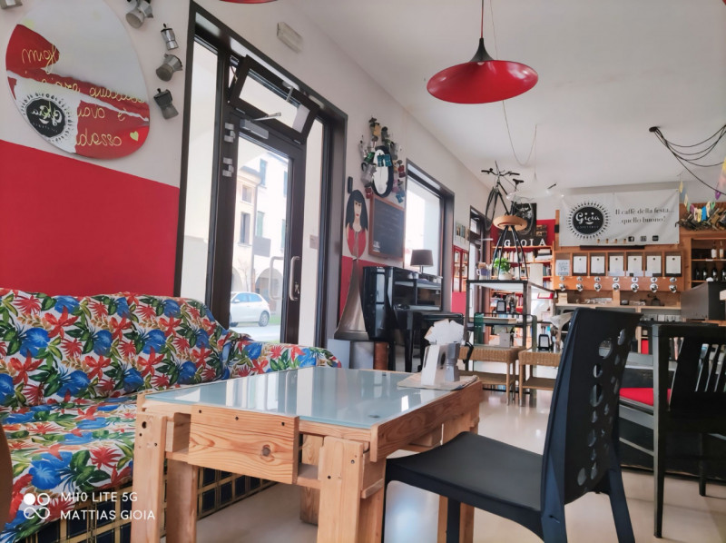 (Per INFO Mattias 3494222146) A Oderzo, in via Garibaldi, in centro storico, si vende attività qu...
