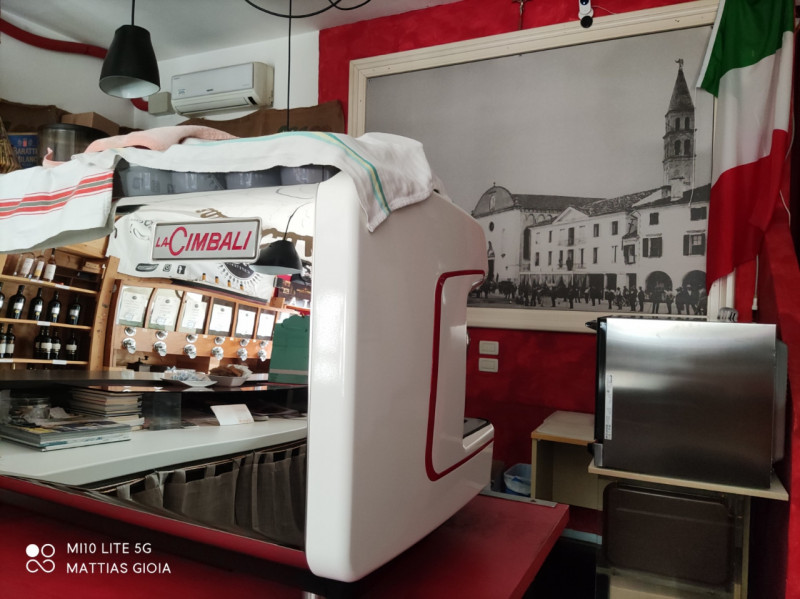 (Per INFO Mattias 3494222146) A Oderzo, in via Garibaldi, in centro storico, si vende attività qu...