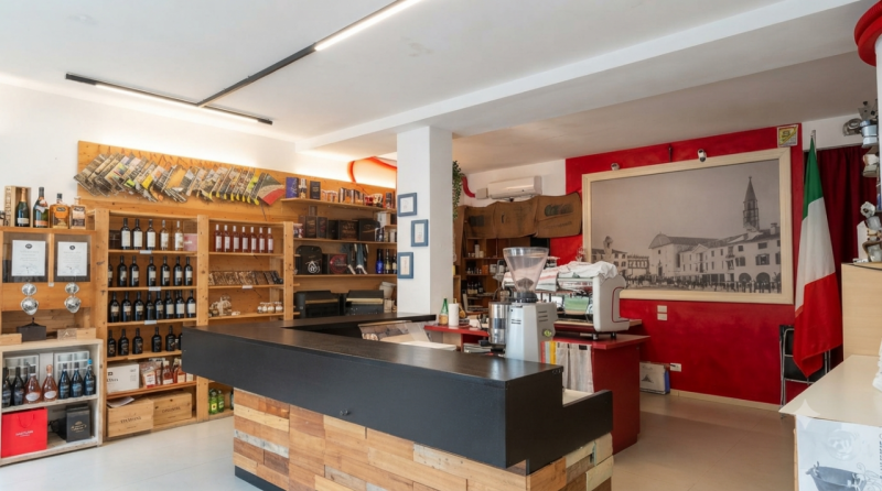 (Per INFO Mattias 3494222146) A Oderzo, in via Garibaldi, in centro storico, si vende attività qu...