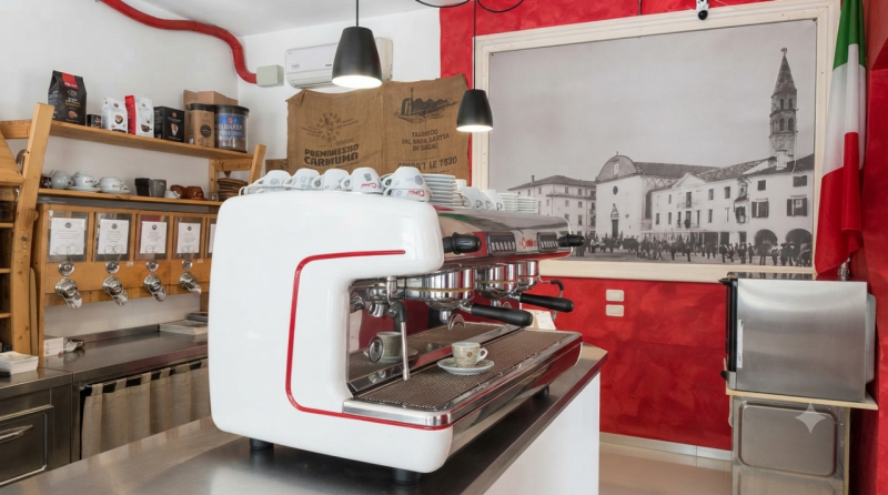 (Per INFO Mattias 3494222146) A Oderzo, in via Garibaldi, in centro storico, si vende attività qu...