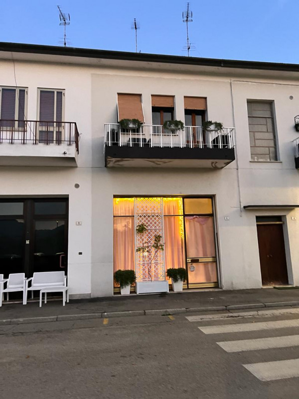 Affittasi attività commerciale in centro a Battaglia Terme in posizione comoda a tutti i servizi....