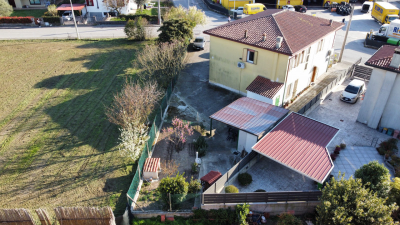 Vendesi a Monselice, in quartiere Marco Polo, appartamento di generosa metratura al primo ed ulti...