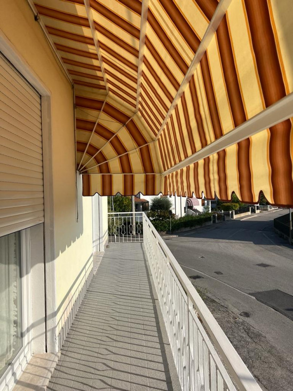 Vendesi a Monselice, in quartiere Marco Polo, appartamento di generosa metratura al primo ed ulti...