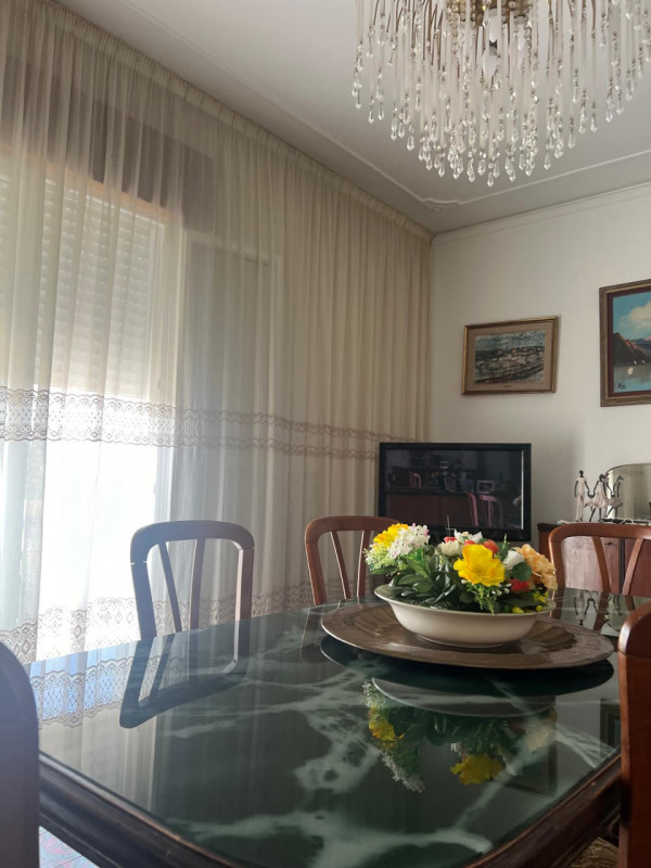 Vendesi a Monselice, in quartiere Marco Polo, appartamento di generosa metratura al primo ed ulti...