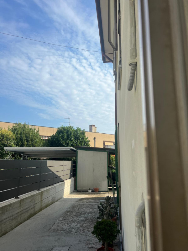 Vendesi a Monselice, in quartiere Marco Polo, appartamento di generosa metratura al primo ed ulti...