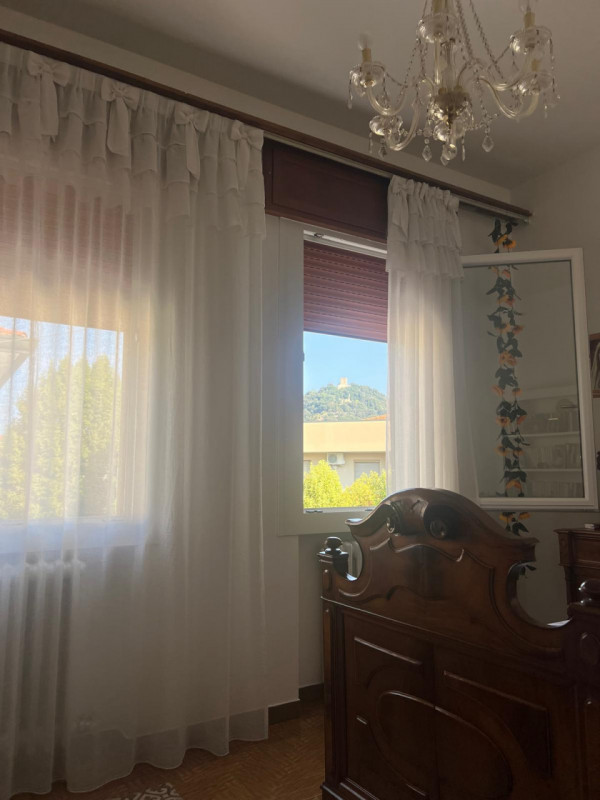 Vendesi a Monselice, in quartiere Marco Polo, appartamento di generosa metratura al primo ed ulti...