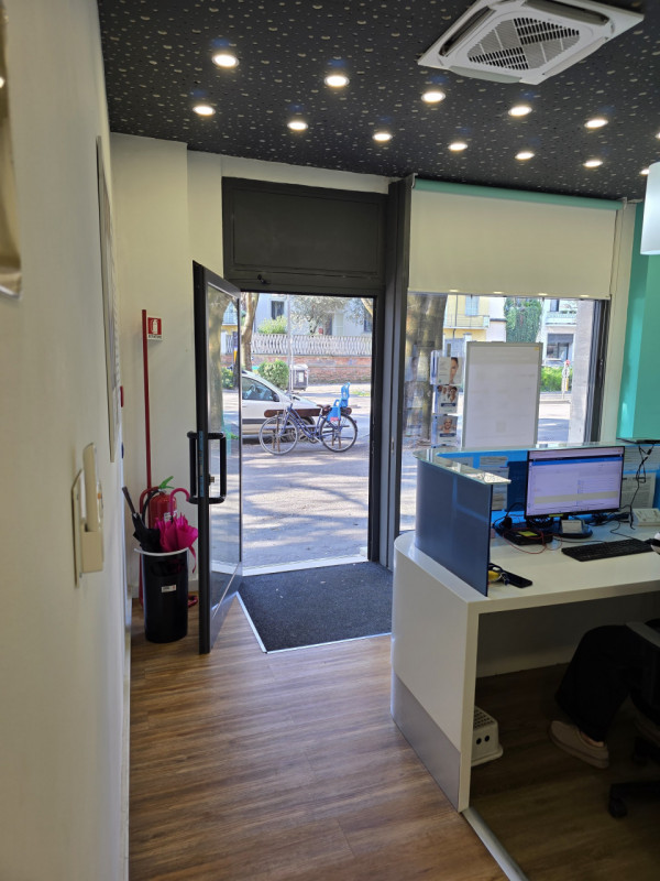 In esclusiva a Faenza, proponiamo in vendita un ampio e luminoso negozio con una posizione strate...