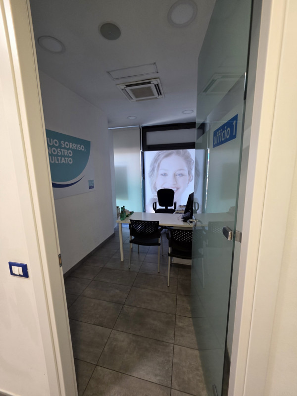 In esclusiva a Faenza, proponiamo in vendita un ampio e luminoso negozio con una posizione strate...