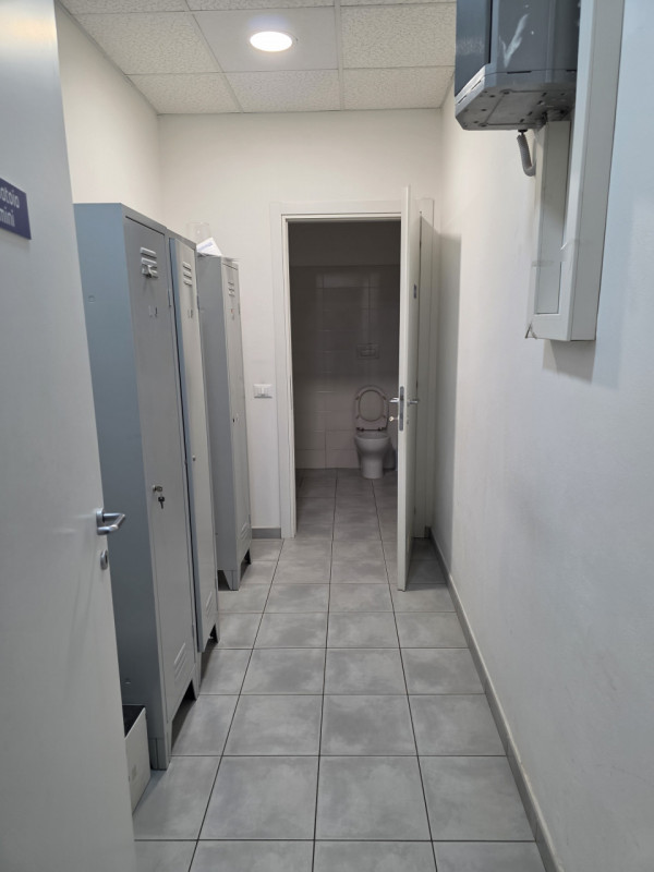 In esclusiva a Faenza, proponiamo in vendita un ampio e luminoso negozio con una posizione strate...