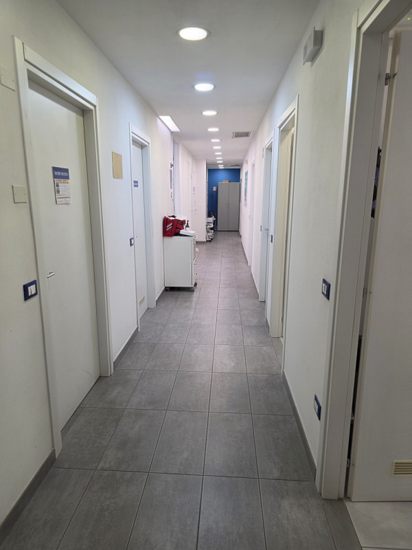 In esclusiva a Faenza, proponiamo in vendita un ampio e luminoso negozio con una posizione strate...