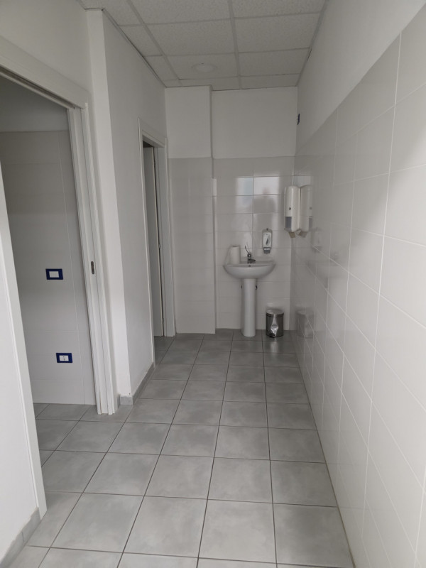 In esclusiva a Faenza, proponiamo in vendita un ampio e luminoso negozio con una posizione strate...